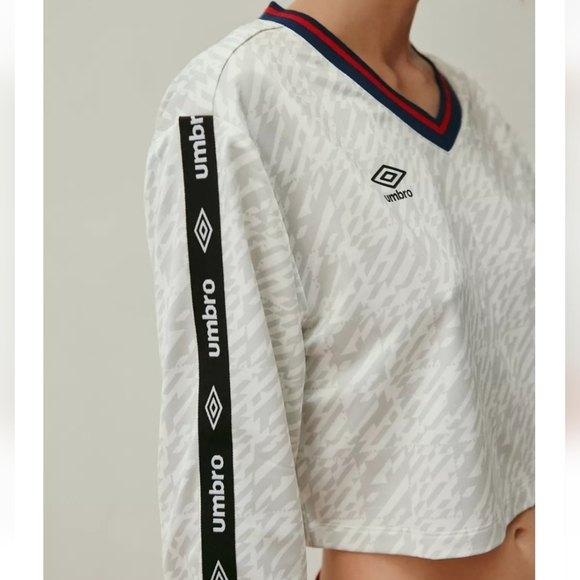 Umbro UO Exclusive V-Neck Long Sleeve Boxy Tee, Size M, Retail Price $39.00 USD - Picture 3 of 12